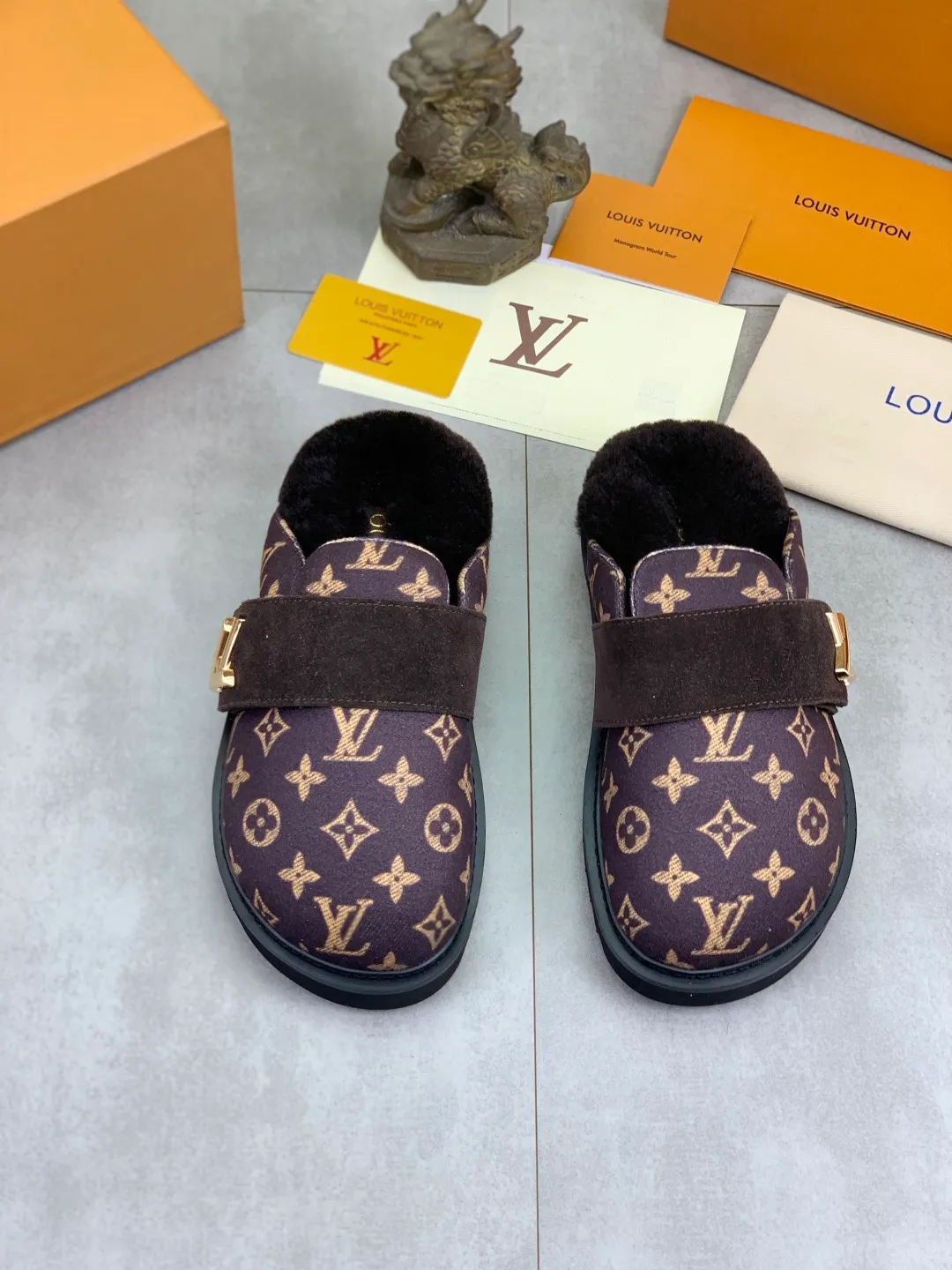 Men's Men's Shoes P480 New Couple Style LV Louis Vuitton L Family Donkey Brand Latest Easy Series Birkenstock Baotou Thick Sole Wool Slippers Sandals Original purchase, development and production This LV Easy sandal is made of suede cow leather, with Monogram pattern to highlight the trendy style. Adjustable straps with illuminated LV letters, flexible insoles and micro outsoles provide a light and comfortable experience. Exquisite packaging at the delivery counter 🛍📦 ▪️Fabric: Original custom imported first-layer cowhide ▪️Inner lining: Original customized warm wool lining ▪️Outsole: Original open-molded rubber foam material ▪️Sole thickness: 4CM ▪️Size: Men and women 35-45